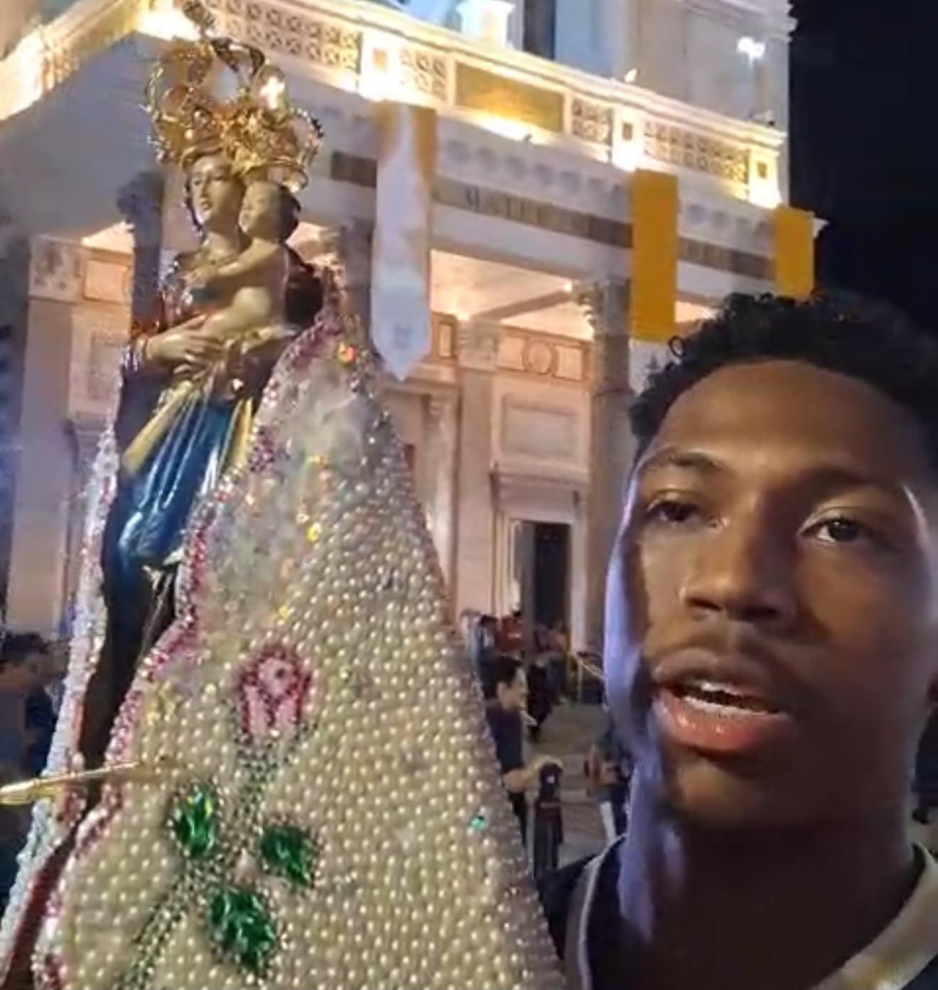 Jovem leva imagem de Nossa Senhora à Basílica e pede longevidade para bisavó.